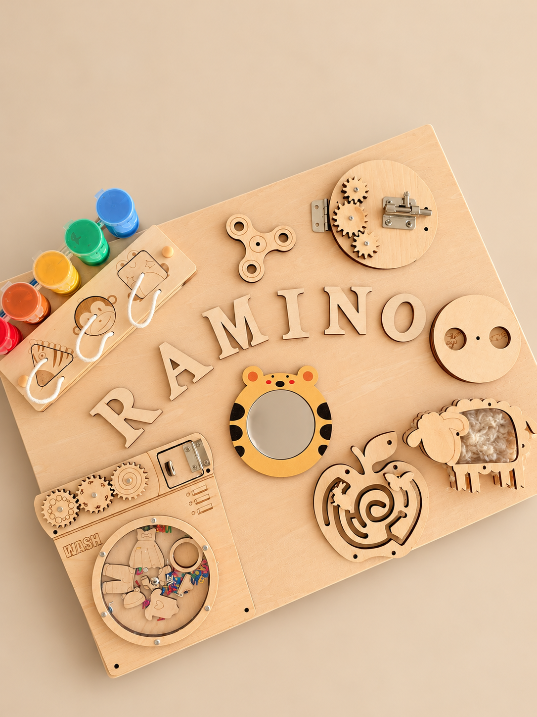 Kit DIY busy board Ramino : planche en bois avec prénom, pièces d'activité et pots de peinture