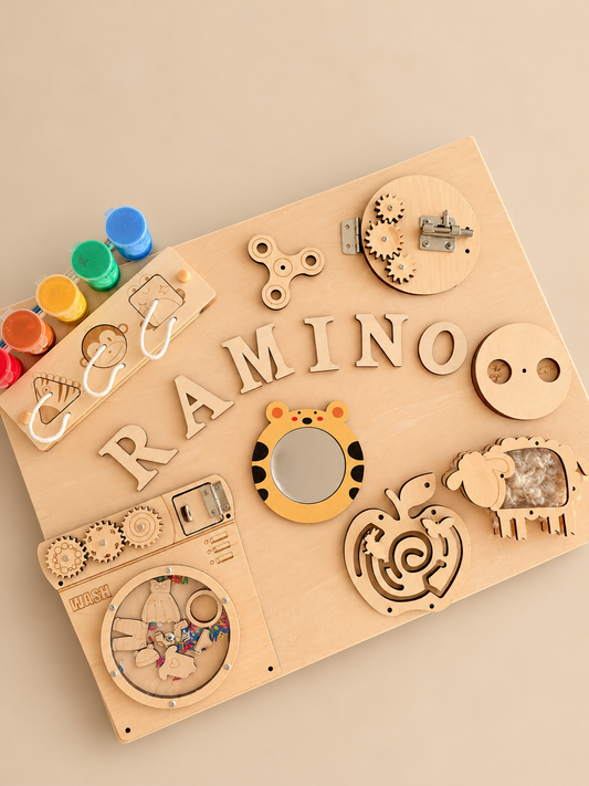 Kit DIY busy board Ramino : planche en bois avec prénom, pièces d'activité et pots de peinture