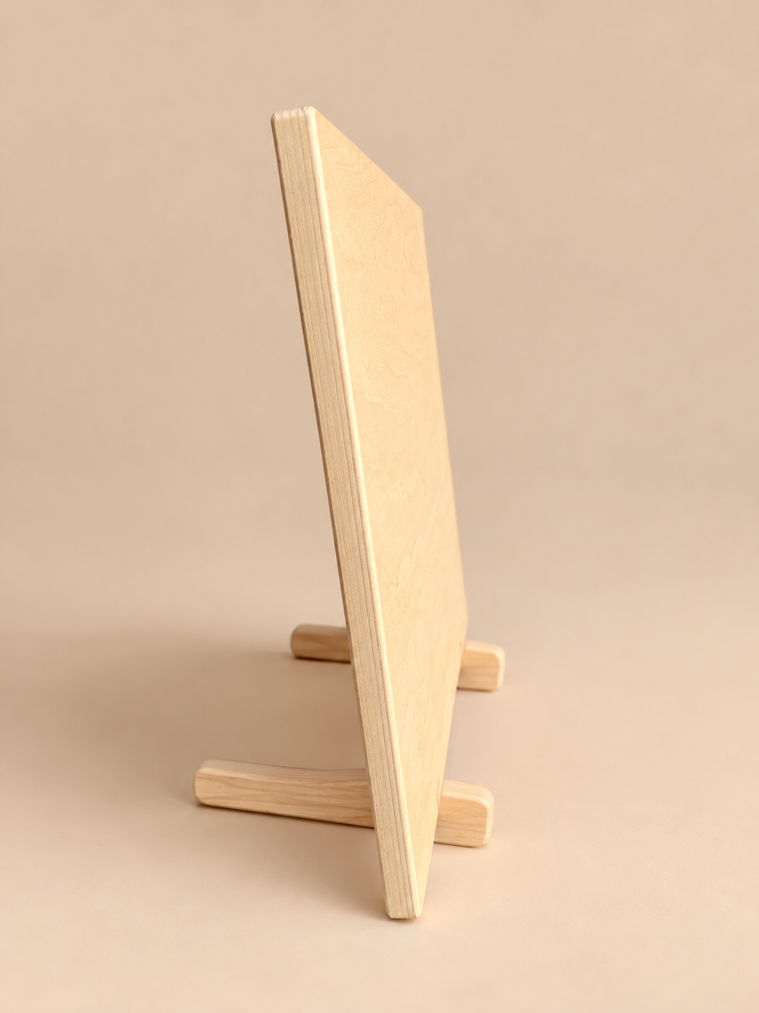 Planche du kit busy board vue de côté, tenue debout par ses pieds en bois